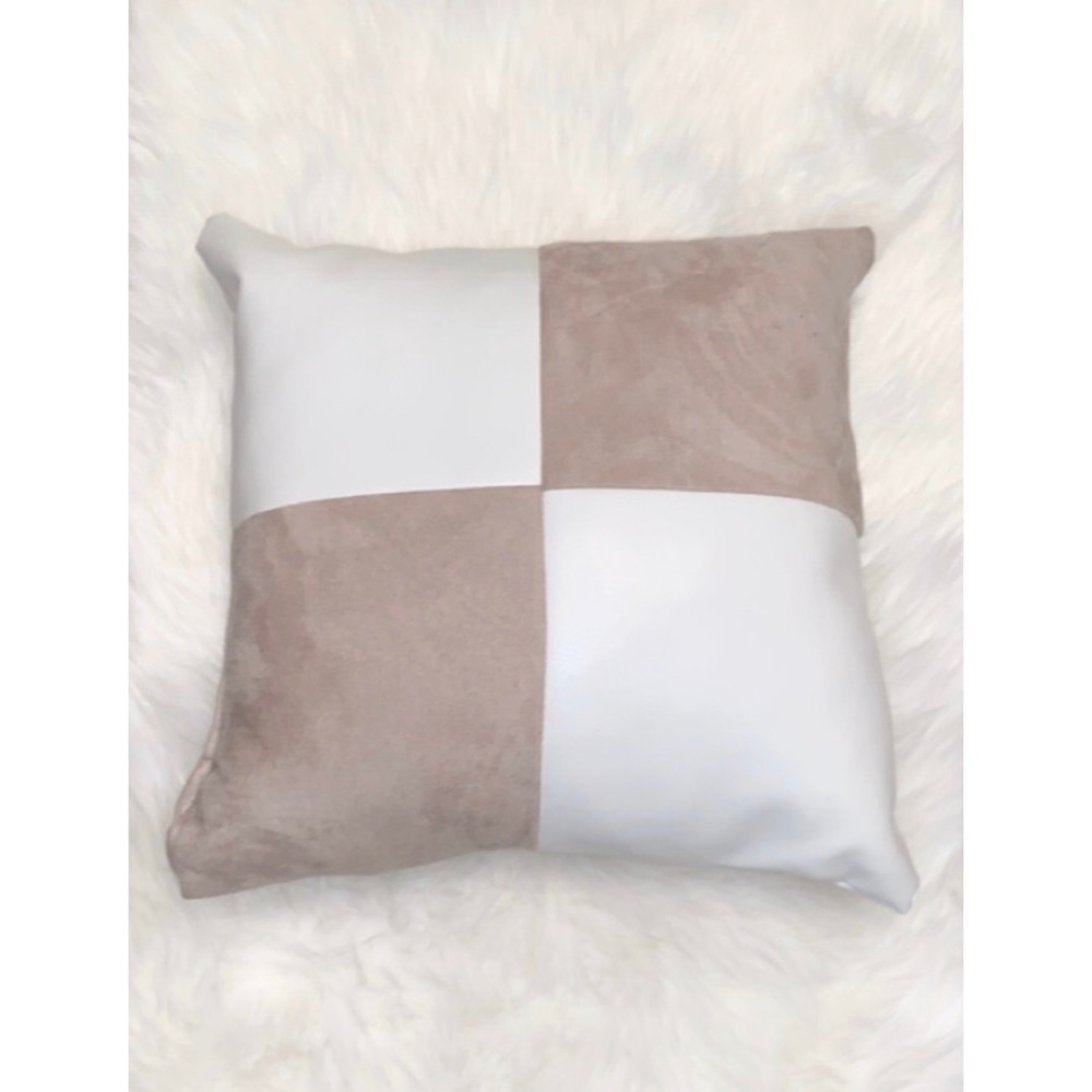 ❌ SOLD ❌ Tan & white throw pillow 💛